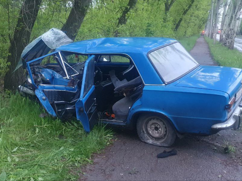 22-летний водитель ВАЗа без прав жестко встретился с деревом в Кировском районе Донецка