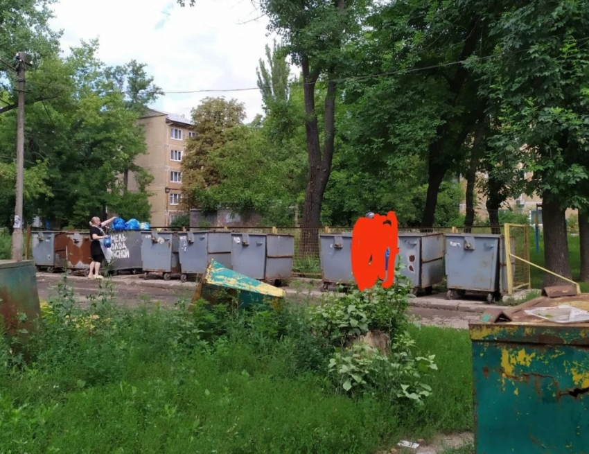 Контейнер с мясными отходами вт Донецке убрали после публикаций «Блокнота»