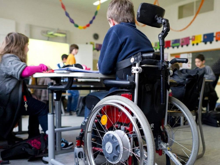 Для детей-инвалидов в ДНР разработали дополнительные программы обучения 