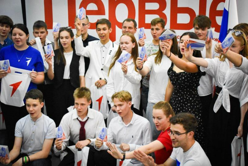 Молодежи из ДНР торжественно вручили паспорта Российской Федерации 