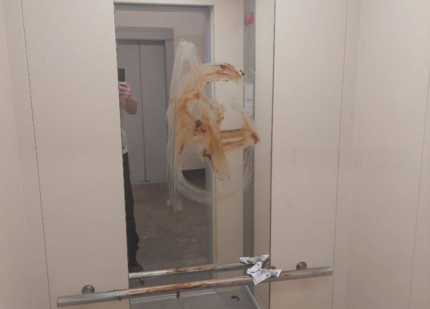 В Мариуполе подростки измазали лифт и подъезд какашками 