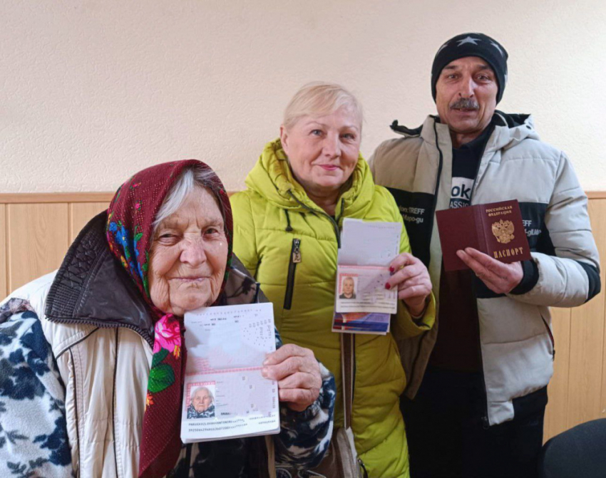 Первые жители освобожденной Авдеевки получили российские паспорта