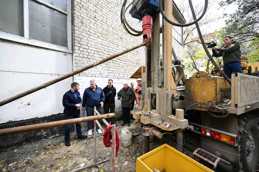 Девять новых скважин начали бурить в Донецке для обеспечения котельных водой