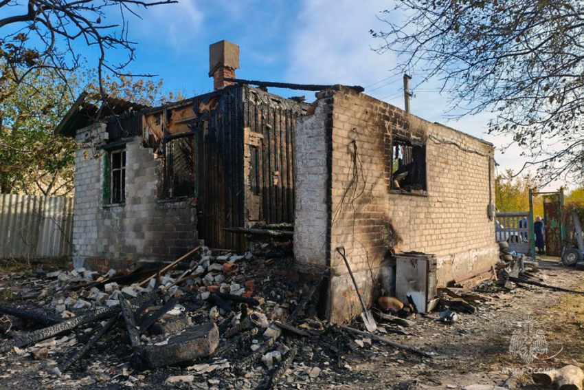 Пытаясь согреться, сгорели двое мужчин в частном доме в Макеевке