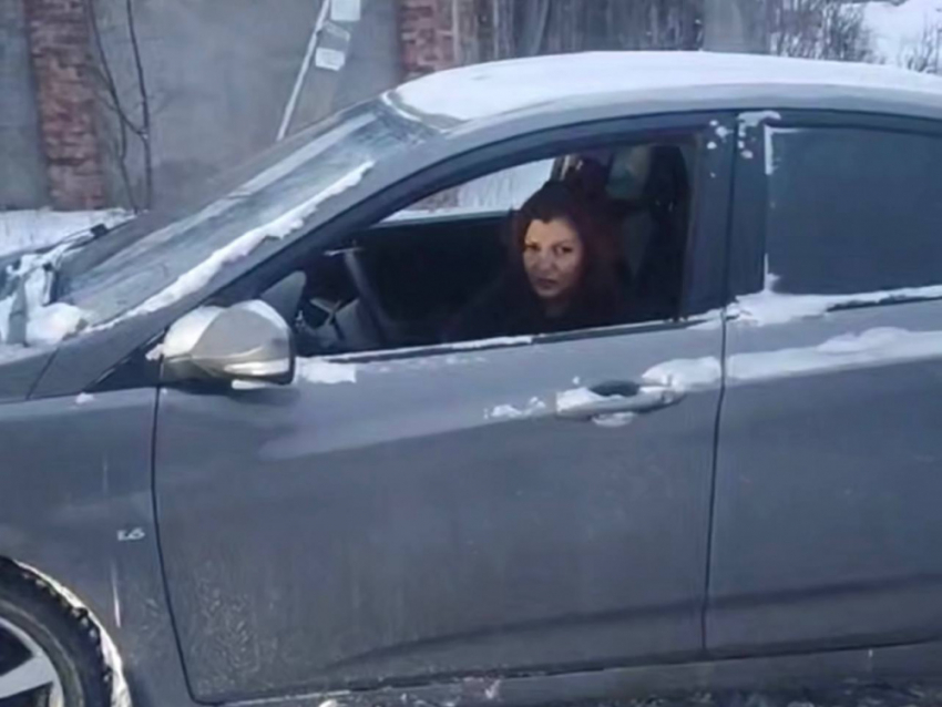 Перекрыла дорогу и «скрылась» от камеры на побитом Hyundai Solaris неадекватная дама в Донецке 