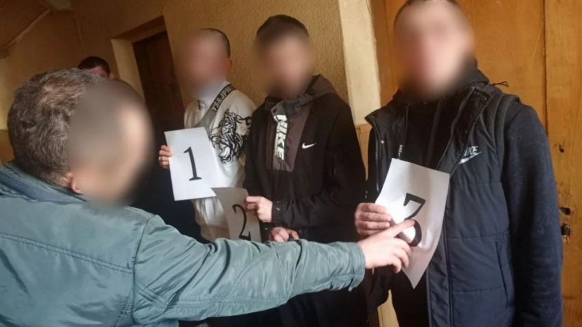 Двое друзей, нарядившись в газовщиков, обчистили пенсионера на 200 тысяч рублей в Горловке