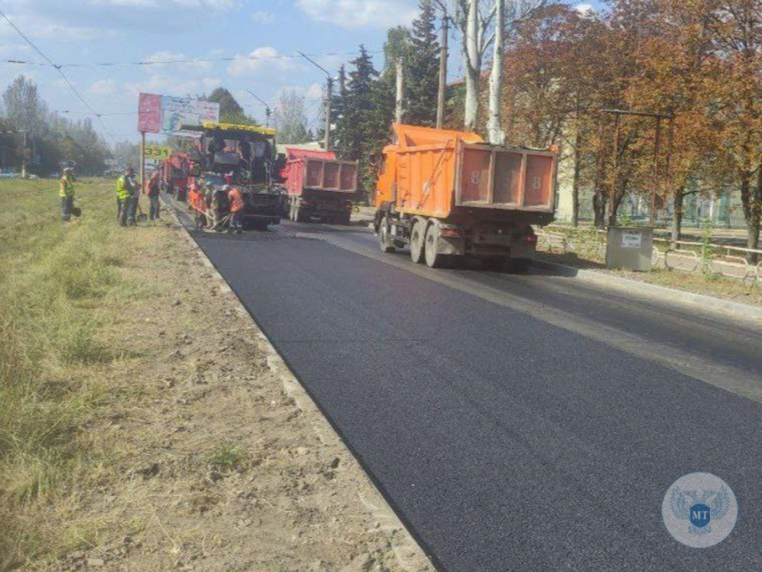 В Горловке под обстрелами продолжается ремонт дорог