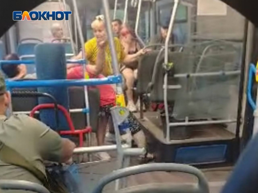 «Ты ***ла?»: эпичная драка между женщинами произошла в автобусе № 42 в Донецке 