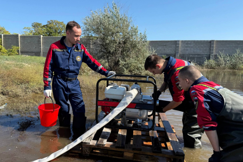 С последствиями подтопления в Дагестане помогают бороться восемь студентов из ДНР