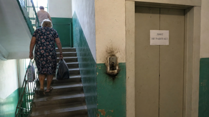 Десятки домов в Донецке остались без лифтов
