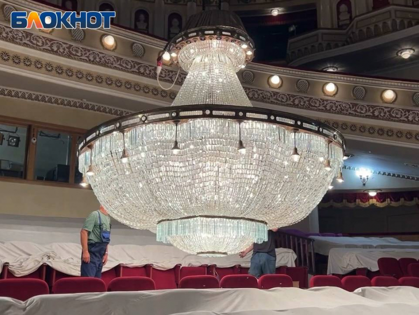 Раритетную хрустальную люстру опустили для мойки в донецком театре оперы и балета 