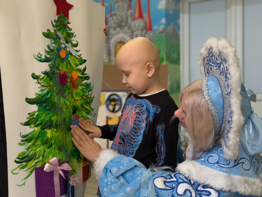 Жители ДНР могут исполнить новогодние желания тяжелобольных детей и сирот 