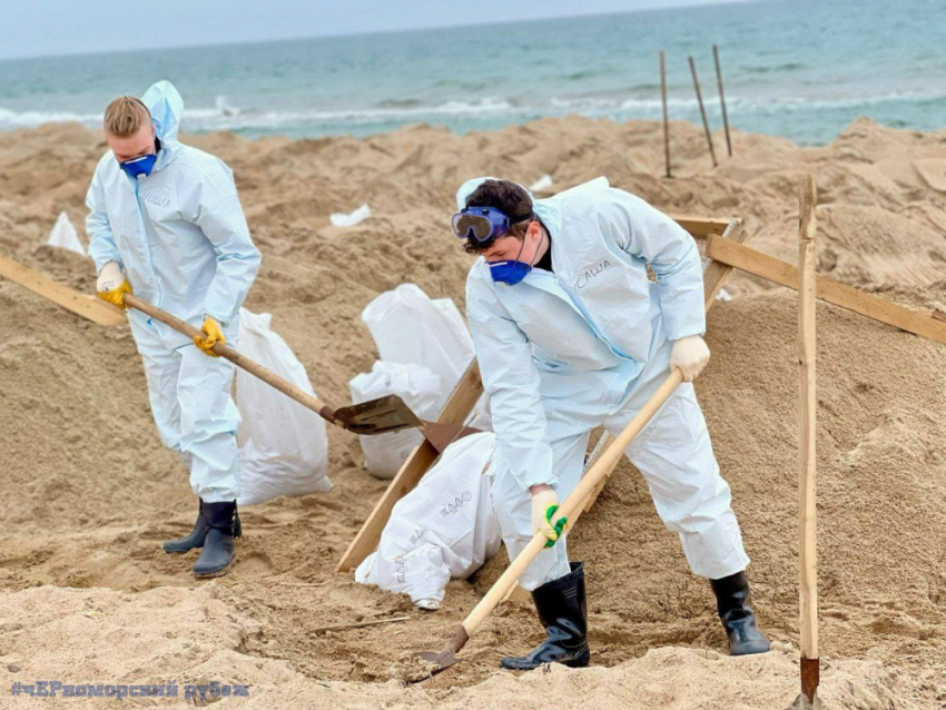 Наши в Керчи: волонтеры из ДНР помогают в ликвидации последствий разлива мазута