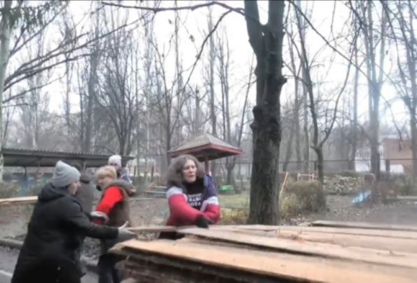 Волонтеры Татьяна Монтян и Андрей Лысенко собрали деньги и привезли стройматериалы для спасения здания детсада в Донецке 