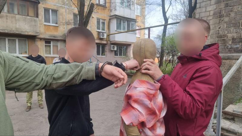 Били по голове и туловищу: четверо молодых жителей Донецка показали, как ограбили выпившего дончанина