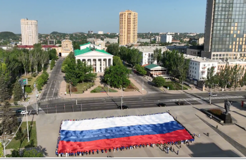 В ДНР развернули флаг России на 1500 квадратных метров