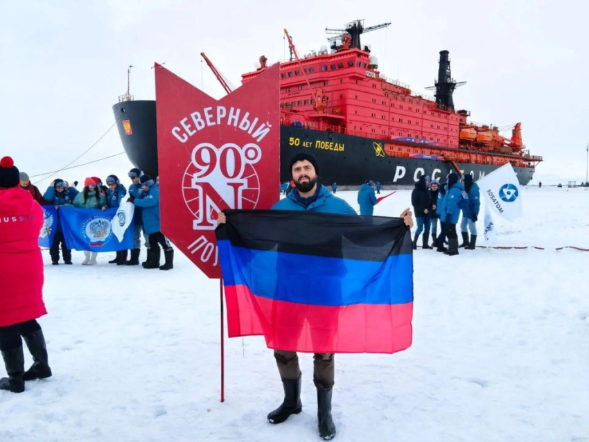 На Северном полюсе развернули флаг ДНР