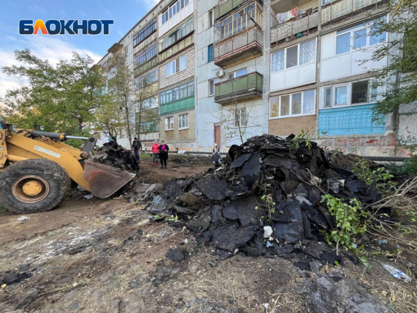 Демонтированную крышу возле дома в Зугрэс убрали спустя 2 месяца, сразу после визита журналистов «Блокнот»