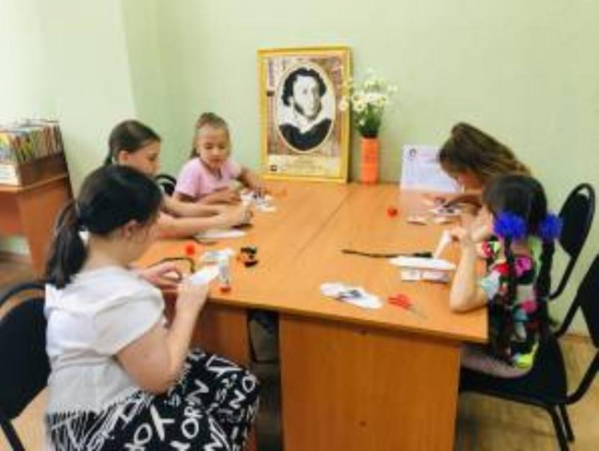 В память о Пушкине дети ДНР создали закладки для книг с изображениями любимых сказочных героев