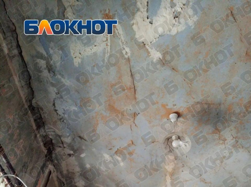 «Жить невозможно»: жительница Донецка показала разрушения из-за протекающей крыши