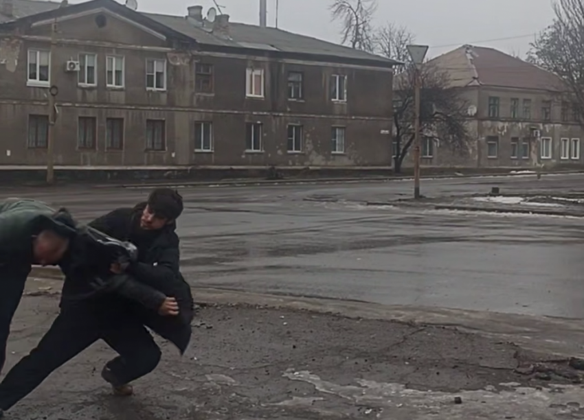 Обезумевший мужик кавказской внешности начал драку и приставал к девочкам в Горловке