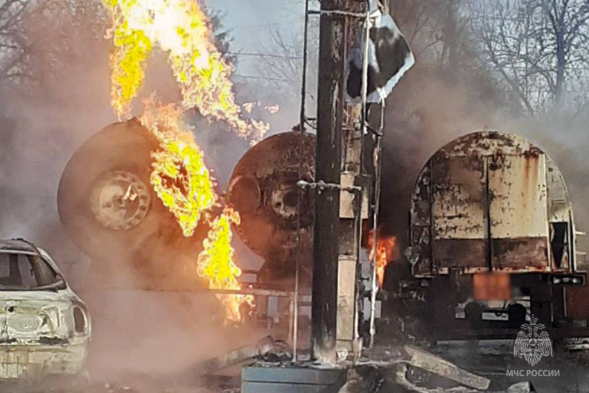 Сотрудники МЧС оперативно потушили пожар на АЗС в Горловке