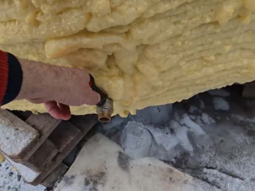 В Енакиево треснул бак, обмазанный строительной пеной, люди остались без воды