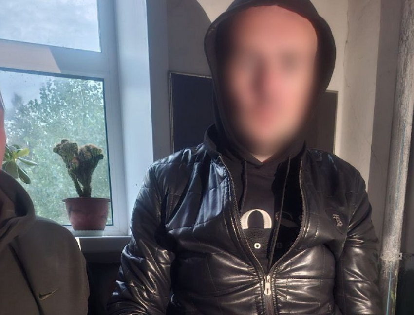 Полицейские поймали двух закладчиков со свертками в Макеевке