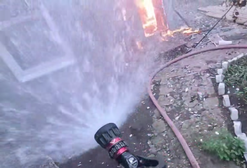 Жительница Шахтерска чуть не сгорела в летней кухне