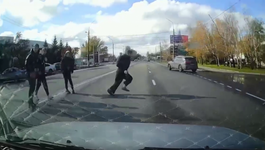 Школьник бросился под колеса автомобилей, перебегая дорогу в неположенном месте, - видео