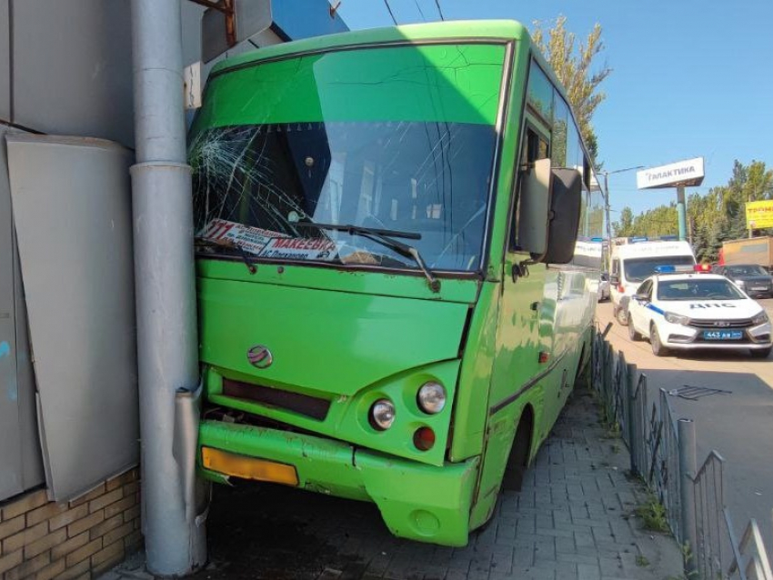 Женщина пострадала в столкновении автобуса с аптекой в Макеевке: водителю стало плохо