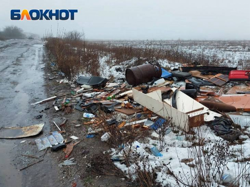 «Дорогу разбили и превратили в свалку»: жители Макеевки недовольны состоянием авто-дороги Донецк-Торез