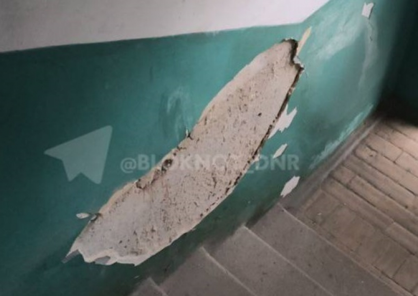 В Донецке крыша многоэтажки 3 года течёт и затапливает квартиры, чиновники молчат