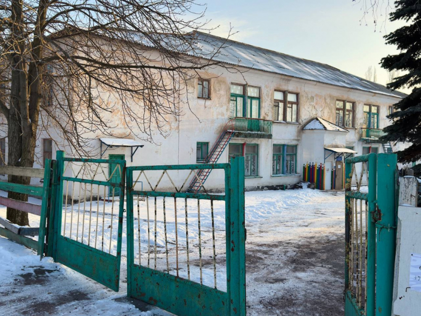 «Дети мёрзнут, здание скоро рухнет»: родители жалуются на условия и внешний вид макеевского садика №49