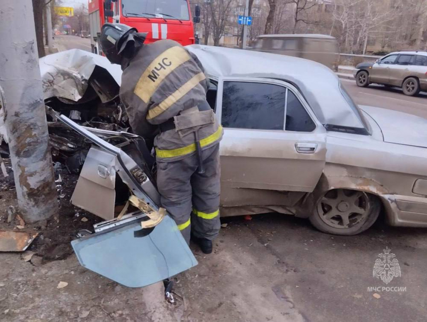  В Донецке из «помятого» авто спасли пострадавшего в ДТП водителя