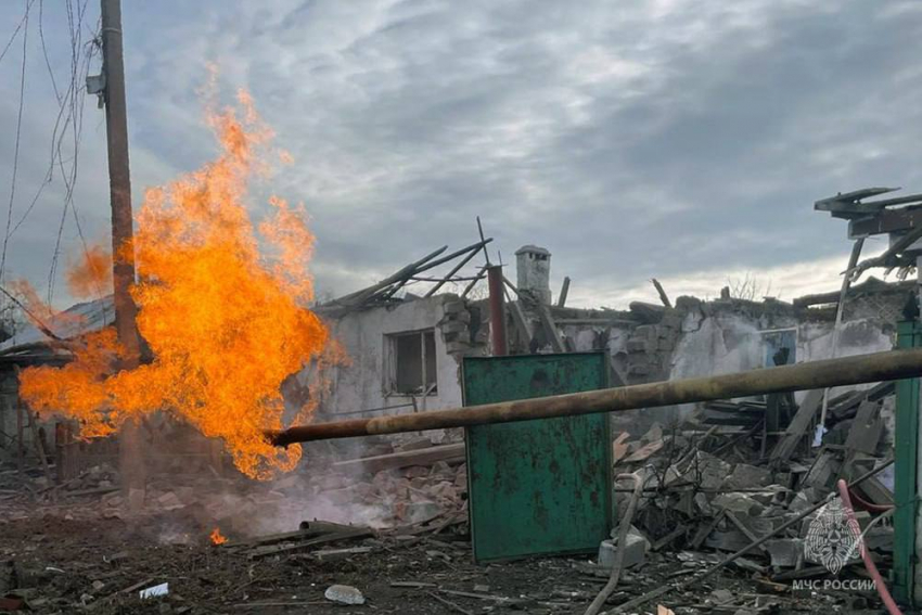 В ДНР пожарные спасли пенсионерку из-под завалов здания, разрушенного ВСУ 