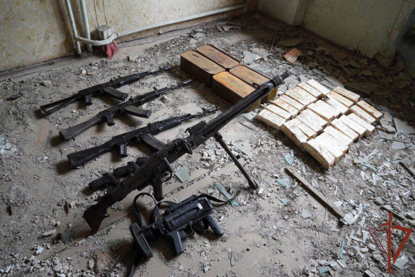 В разрушенном доме на территории ДНР росгвардейцы обнаружили схрон с оружием