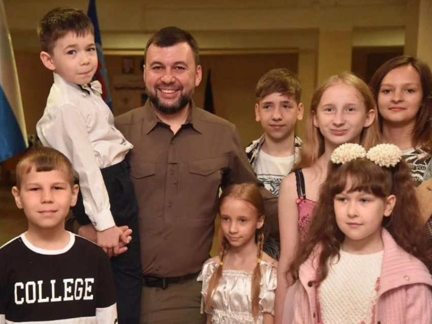 «Желаю расти сильными и здоровыми!»: Глава ДНР Денис Пушилин поздравил земляков с Днём защиты детей