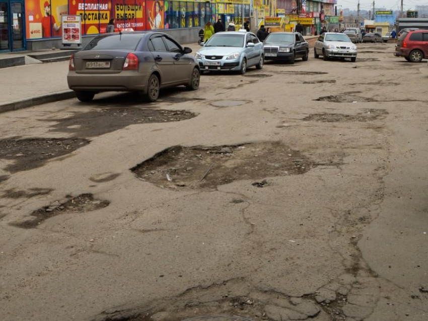 Метровые ямы около торгового центра «Юзовский» в Донецке: как власти решают проблему