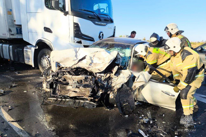Страшная авария под Донецком в хлам смяла 3 машины и унесла жизнь человека