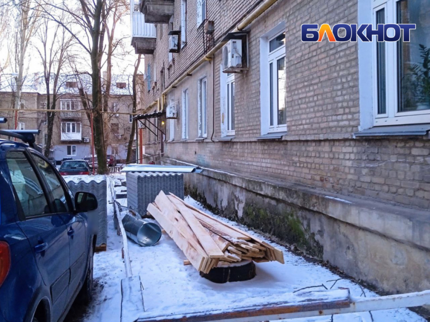 Кровельщики собрались вскрыть жилой дом в Донецке в пятнадцатиградусный мороз