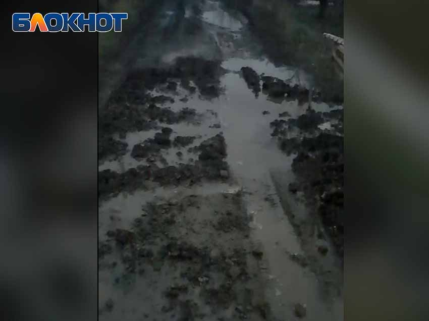 В Горловке «Вода Донбасса» отремонтировала трубу чопиками и ее тут же снова прорвало