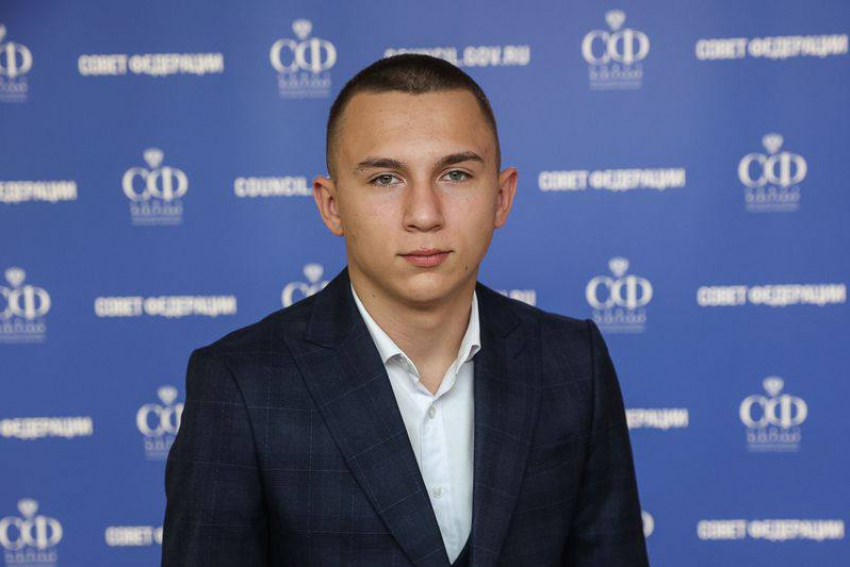 Пятнадцатилетнего общественника из Донецка наградили медалью «За проявленное мужество» в Совете Федерации РФ