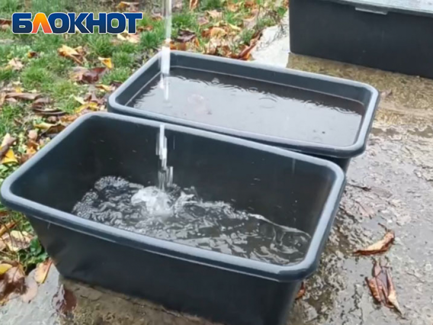 Житель ДНР собирает дождевую воду в корыта и бочки, его краны сухие уже 9 дней