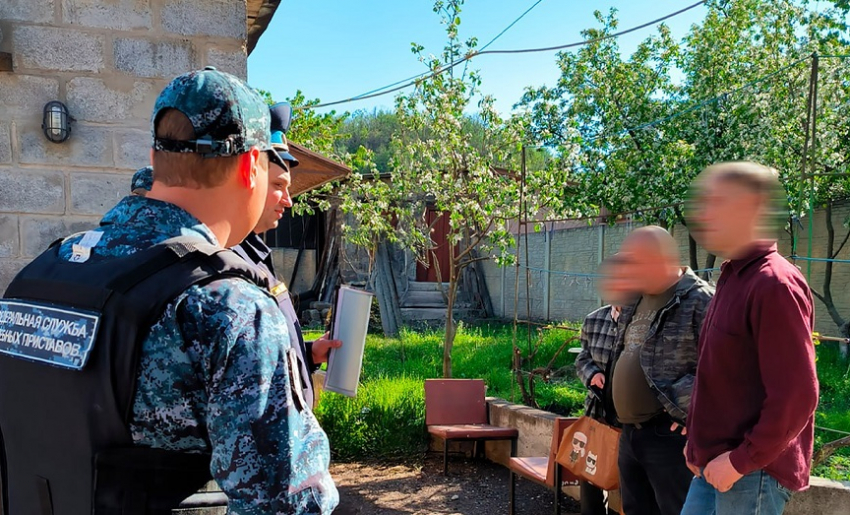  В Донецке после вмешательства приставов выселили должника из квартиры