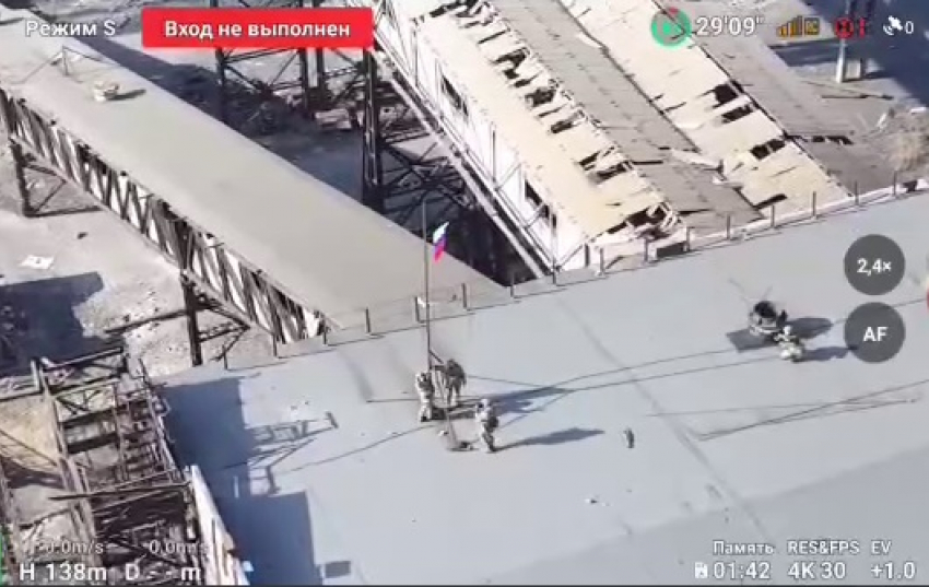 Флаг России развевается на крыше здания Авдеевского коксохимического завода и администрации Авдеевки