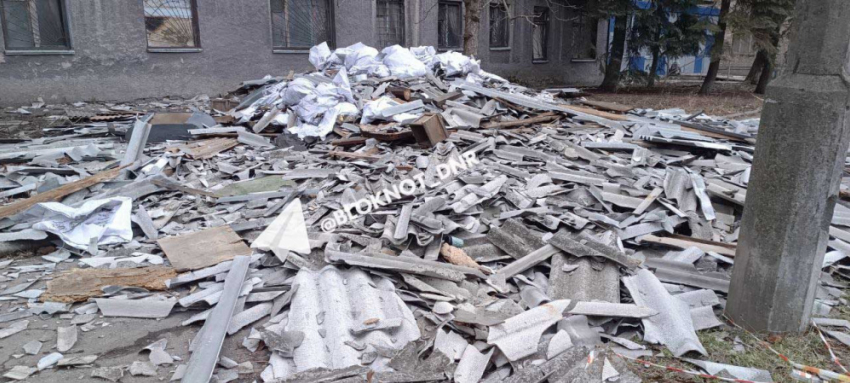 Рабочие разбросали битый шифер возле детской поликлиники в Кировском районе Донецка