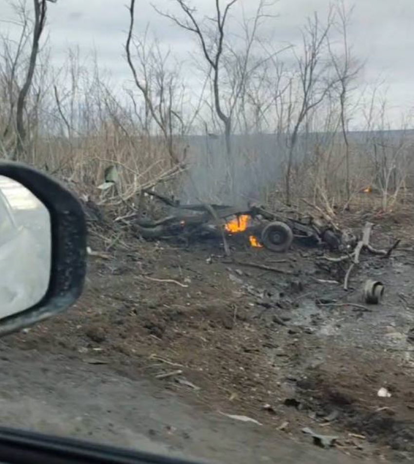 Дрон ВСУ уничтожил гражданский автомобиль на трассе Горловка – Донецк под  Ясиноватой: есть погибшие