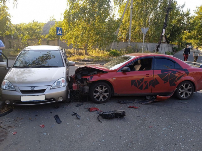 На нерегулируемом перекрестке в Куйбышевском районе Донецка столкнулись две иномарки