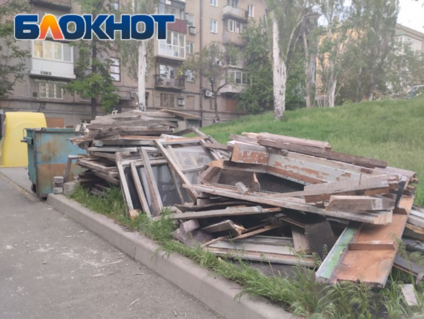 Новые окна в подъездах: Донецк обрастает старыми рамами 